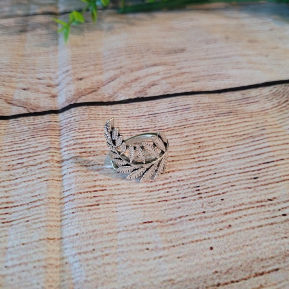Elegant Silver Twisted Leaf Ring✨️ - Picture 8 of 10